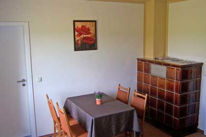 Ferienwohnung Wohnzimmer mit Kachelofen